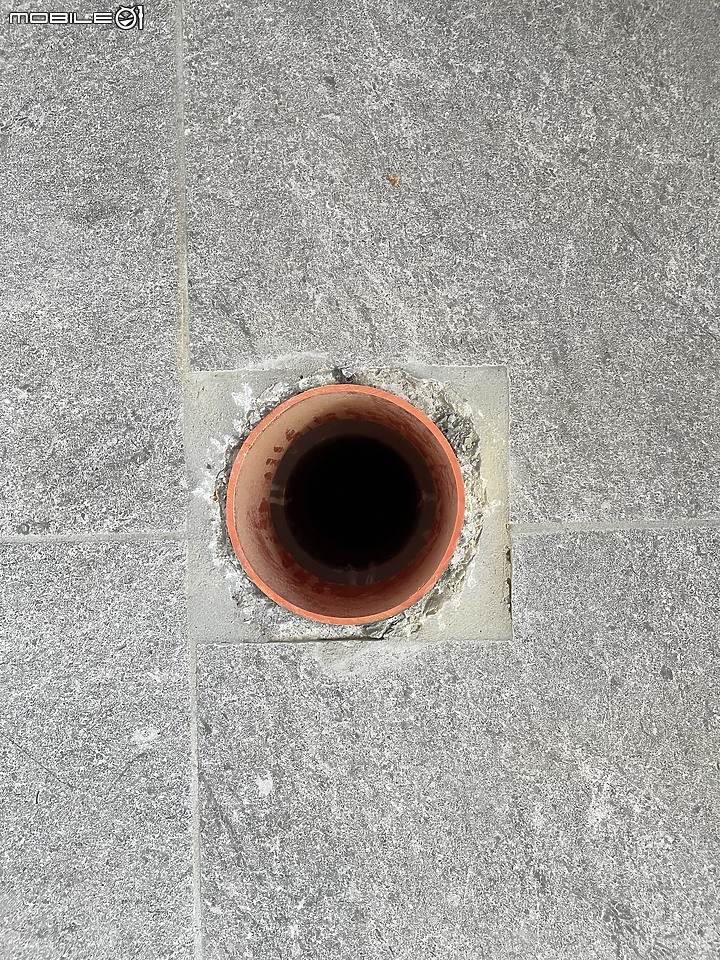 請問馬桶水管接連地下孔位有錯差問題