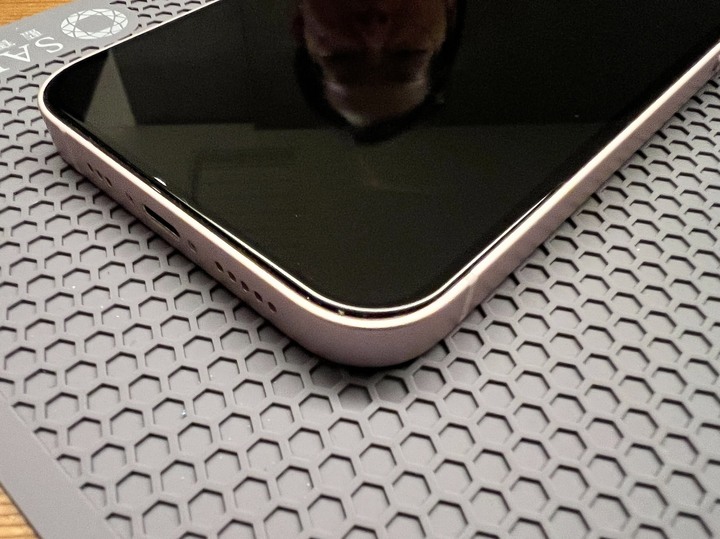 [分享文] iPhone 13 粉色 + Hoda 抗藍光玻璃貼 +Hoda 晶石玻璃殼 + Hoda 燒鈦鏡頭貼 + 泡泡支架