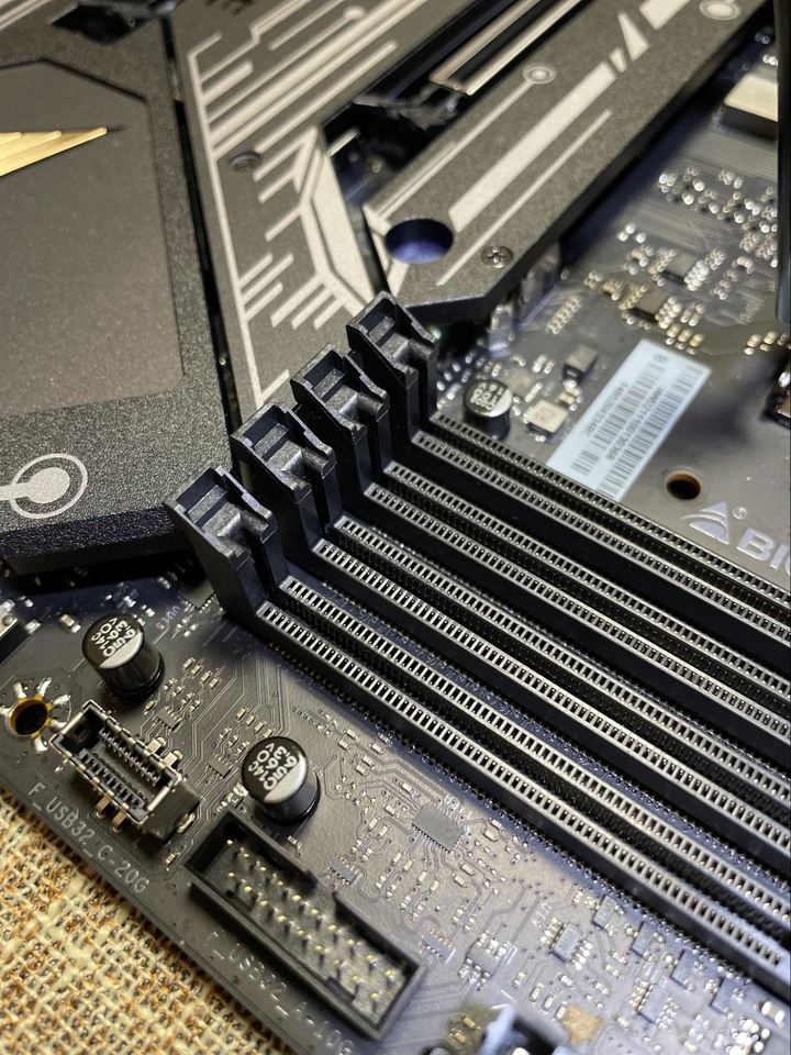 【開箱】女武神 Z690A VALKYRIE 主機版 DDR4