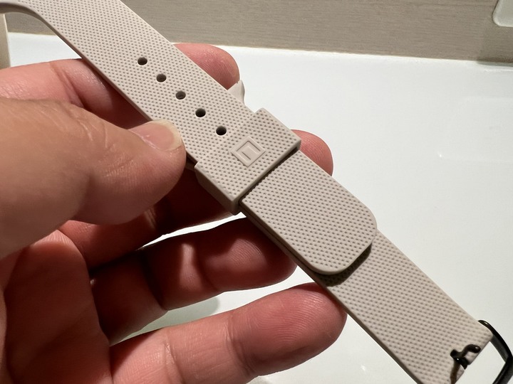 [分享文] UAG Apple Watch 透明 耐衝擊保護殼 + [U] Apple Watch 灰色 舒適矽膠錶帶 + Apple Watch 41mm 星光白