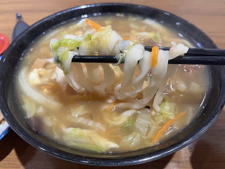 [食記] 第七棟熗鍋麵，台灣新北板橋，大碗好吃蒜香十足牛肉熗鍋麵！