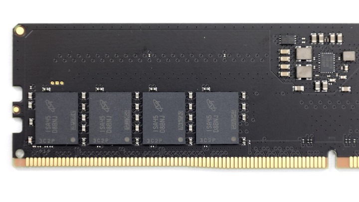 點我看大圖 DDR5 親民選擇 Crucial DDR5 4800 32GB Kit 不加壓就可以超頻到 DDR5 5400