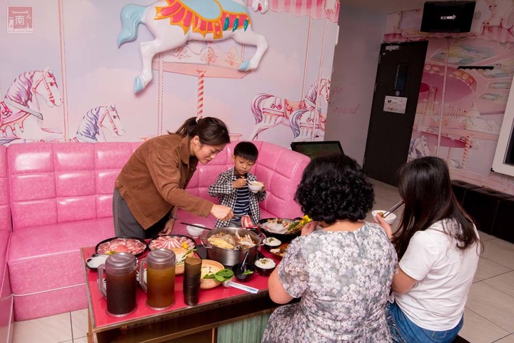 【臺南美食】點貳鍋三火鍋就送賓士ktv南紡店兩小時歡唱|邊吃鍋邊唱歌0起|多款風格包廂|主廚熬煮湯頭|包廂內有空氣清淨機~貳鍋三火鍋&賓士ktv南紡店