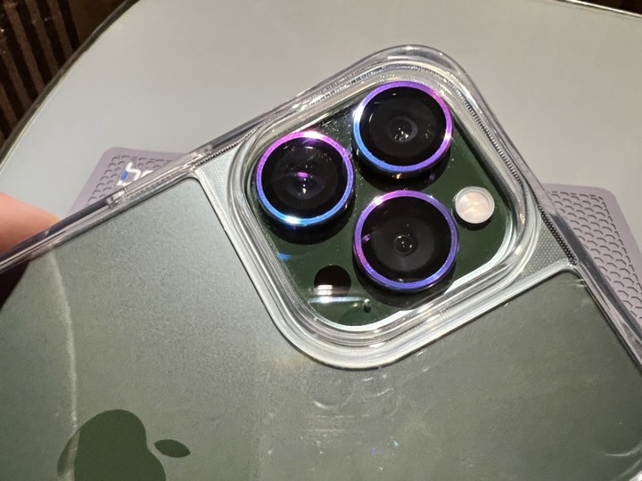 [分享文] iPhone 13 Pro Max 松嶺青 + Hoda 霧面玻璃貼 +Hoda 晶石玻璃殼 + Hoda 燒鈦鏡頭貼