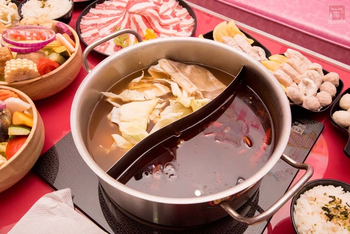 【臺南美食】點貳鍋三火鍋就送賓士ktv南紡店兩小時歡唱|邊吃鍋邊唱歌0起|多款風格包廂|主廚熬煮湯頭|包廂內有空氣清淨機~貳鍋三火鍋&賓士ktv南紡店