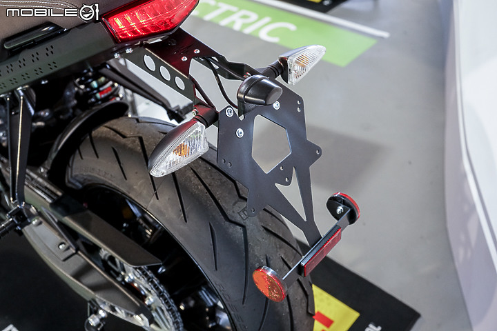Energica EVA Esse Esse 9+ 賽道重點試駕｜百萬內復古電能車 看似乖巧卻很狂妄