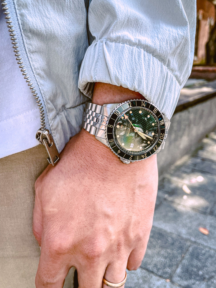【設計師評價】About Vintage 1954 GMT 綠海龜，我的首支 GMT 手錶開箱