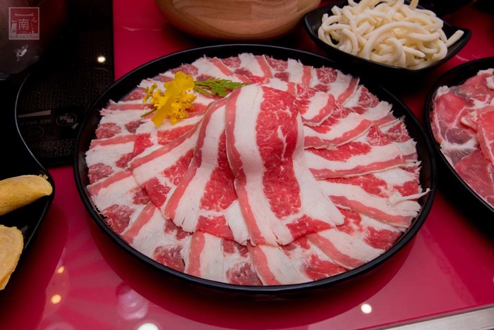 【臺南美食】點貳鍋三火鍋就送賓士ktv南紡店兩小時歡唱|邊吃鍋邊唱歌0起|多款風格包廂|主廚熬煮湯頭|包廂內有空氣清淨機~貳鍋三火鍋&賓士ktv南紡店