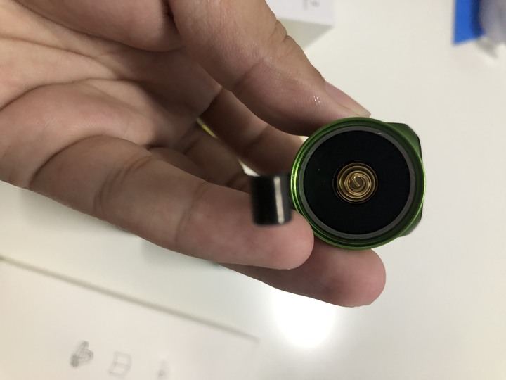 [開箱]OLIGHT Perun 2 2500流明EDC 90度燈