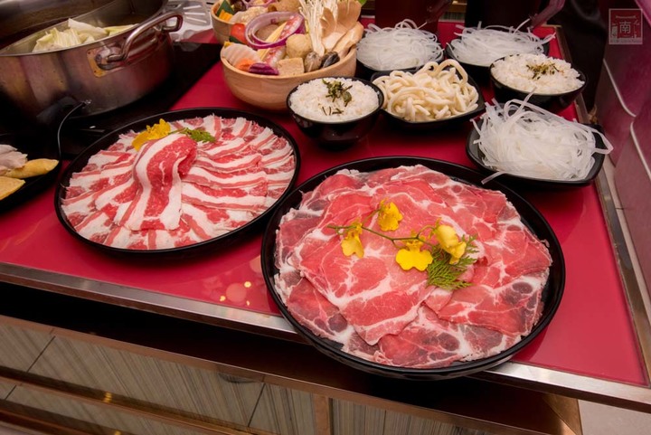【臺南美食】點貳鍋三火鍋就送賓士ktv南紡店兩小時歡唱|邊吃鍋邊唱歌0起|多款風格包廂|主廚熬煮湯頭|包廂內有空氣清淨機~貳鍋三火鍋&賓士ktv南紡店