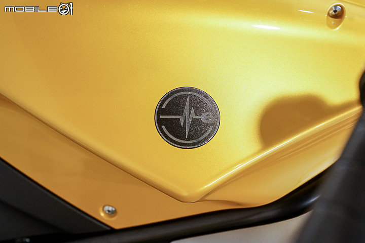 Energica EVA Esse Esse 9+ 賽道重點試駕｜百萬內復古電能車 看似乖巧卻很狂妄