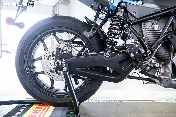 Energica EVA Esse Esse 9+ 賽道重點試駕｜百萬內復古電能車 看似乖巧卻很狂妄