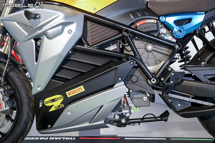 Energica EVA Esse Esse 9+ 賽道重點試駕｜百萬內復古電能車 看似乖巧卻很狂妄