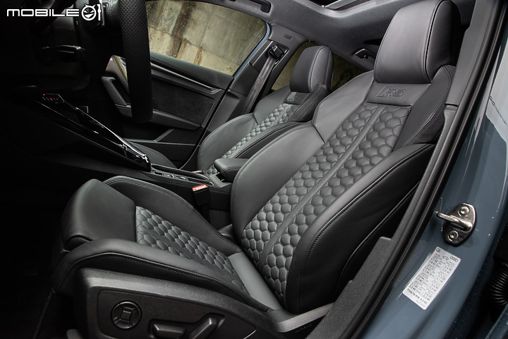 越級打怪沒在怕!Audi RS 3 Sportback 雨中激戰!