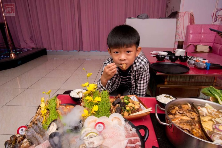 【臺南美食】點貳鍋三火鍋就送賓士ktv南紡店兩小時歡唱|邊吃鍋邊唱歌0起|多款風格包廂|主廚熬煮湯頭|包廂內有空氣清淨機~貳鍋三火鍋&賓士ktv南紡店