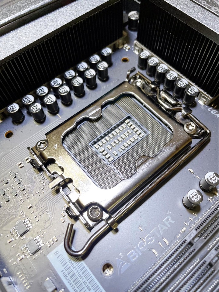 【開箱】女武神 Z690A VALKYRIE 主機版 DDR4