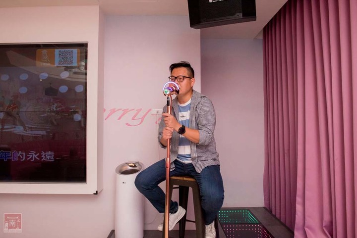 【臺南美食】點貳鍋三火鍋就送賓士ktv南紡店兩小時歡唱|邊吃鍋邊唱歌0起|多款風格包廂|主廚熬煮湯頭|包廂內有空氣清淨機~貳鍋三火鍋&賓士ktv南紡店
