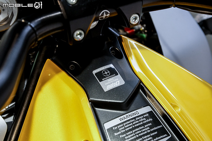 Energica EVA Esse Esse 9+ 賽道重點試駕｜百萬內復古電能車 看似乖巧卻很狂妄