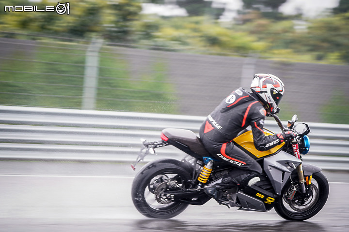 Energica EVA Esse Esse 9+ 賽道重點試駕|百萬內復古電能車 看似乖巧卻很狂妄