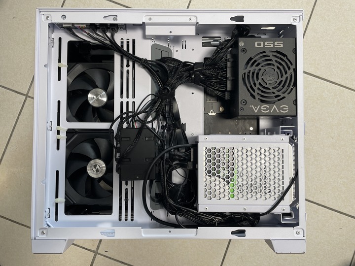 【開箱】聯力O11 Dynamic MINI 機殼內加裝14吋螢幕