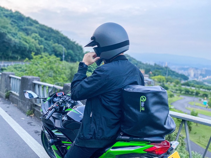 [開箱]不用裝後箱也能讓檔車有超大置物空間的好物LS500F防水帽袋及後座包套件