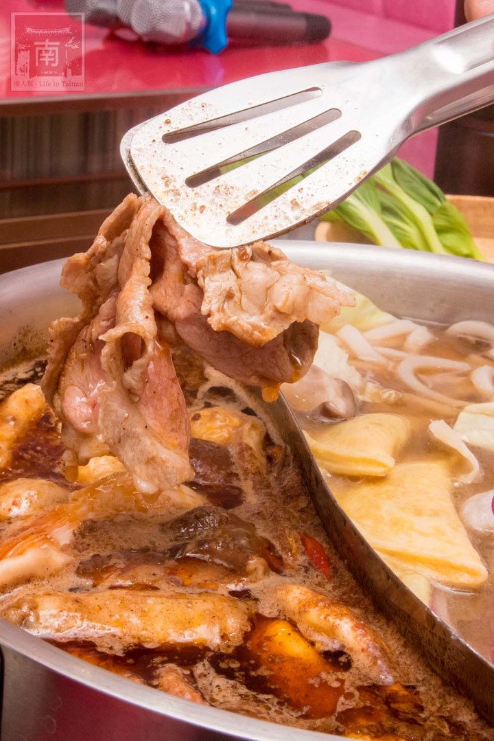 【臺南美食】點貳鍋三火鍋就送賓士ktv南紡店兩小時歡唱|邊吃鍋邊唱歌0起|多款風格包廂|主廚熬煮湯頭|包廂內有空氣清淨機~貳鍋三火鍋&賓士ktv南紡店