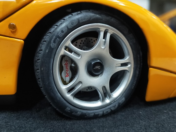 【車模分享】N/A極速王者，現代超跑經典！1/12 Minichamps McLaren F1 Road Car