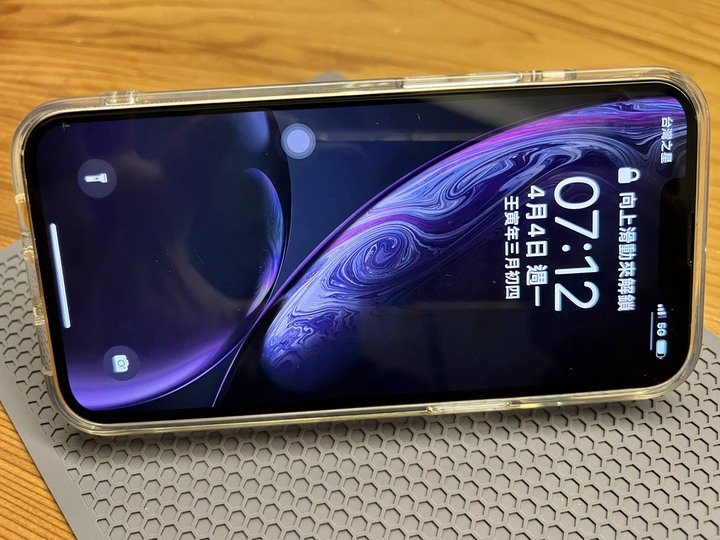 [分享文] iPhone 13 粉色 + Hoda 抗藍光玻璃貼 +Hoda 晶石玻璃殼 + Hoda 燒鈦鏡頭貼 + 泡泡支架