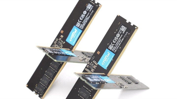 點我看大圖 DDR5 親民選擇 Crucial DDR5 4800 32GB Kit 不加壓就可以超頻到 DDR5 5400