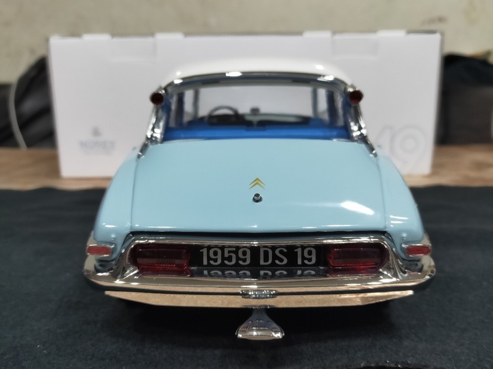 【模型開箱】時尚尖端的法國女神！1/12 Norev Citroen DS 19