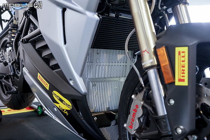 Energica EVA Esse Esse 9+ 賽道重點試駕｜百萬內復古電能車 看似乖巧卻很狂妄