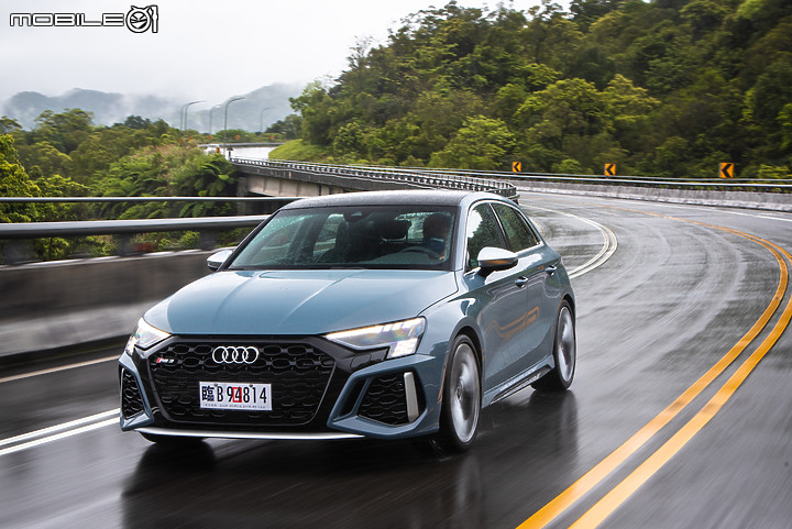 越級打怪沒在怕！Audi RS 3 Sportback 雨中激戰！