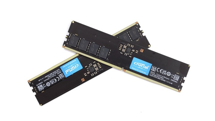 點我看大圖 DDR5 親民選擇 Crucial DDR5 4800 32GB Kit 不加壓就可以超頻到 DDR5 5400