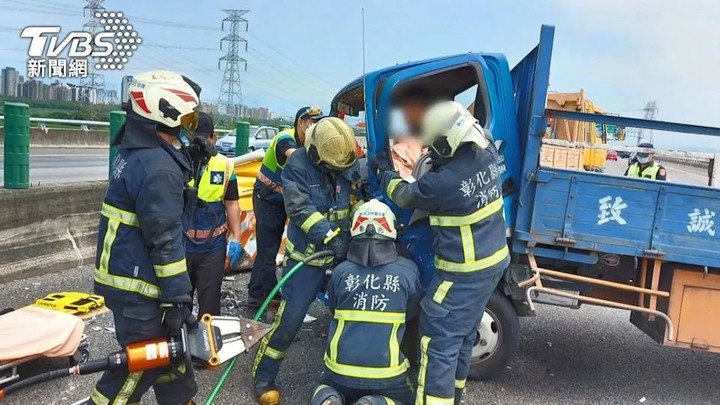 這次沒輔助駕駛 小貨車國道直衝緩撞車