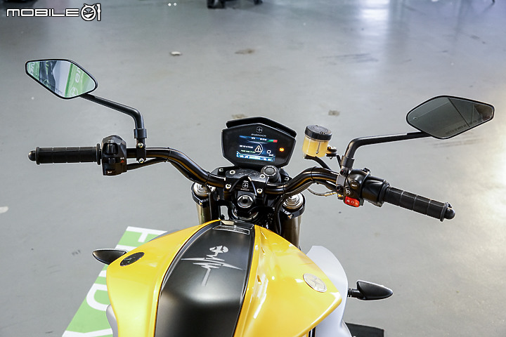 Energica EVA Esse Esse 9+ 賽道重點試駕｜百萬內復古電能車 看似乖巧卻很狂妄