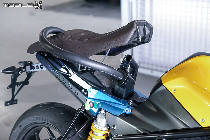 Energica EVA Esse Esse 9+ 賽道重點試駕｜百萬內復古電能車 看似乖巧卻很狂妄