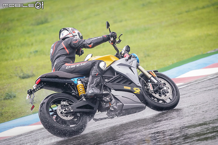 Energica EVA Esse Esse 9+ 賽道重點試駕|百萬內復古電能車 看似乖巧卻很狂妄