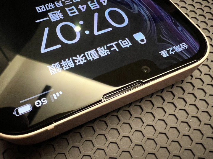 [分享文] iPhone 13 粉色 + Hoda 抗藍光玻璃貼 +Hoda 晶石玻璃殼 + Hoda 燒鈦鏡頭貼 + 泡泡支架
