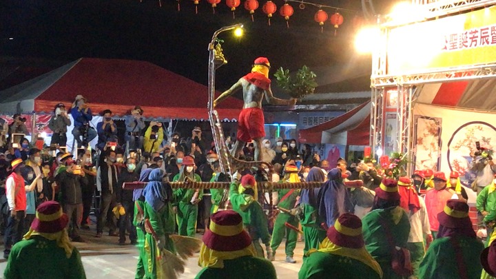 鄒仔春遊一日環島－－炸寒單和時速 67 吞罰單