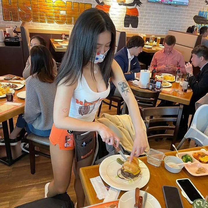 整間女店員低胸露臀!