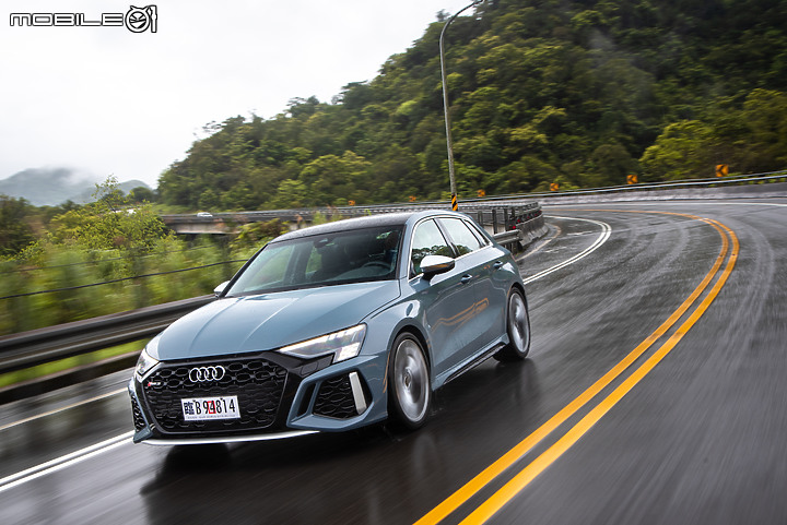 越級打怪沒在怕！Audi RS 3 Sportback 雨中激戰！