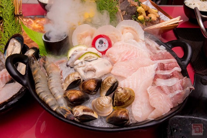 【臺南美食】點貳鍋三火鍋就送賓士ktv南紡店兩小時歡唱|邊吃鍋邊唱歌0起|多款風格包廂|主廚熬煮湯頭|包廂內有空氣清淨機~貳鍋三火鍋&賓士ktv南紡店