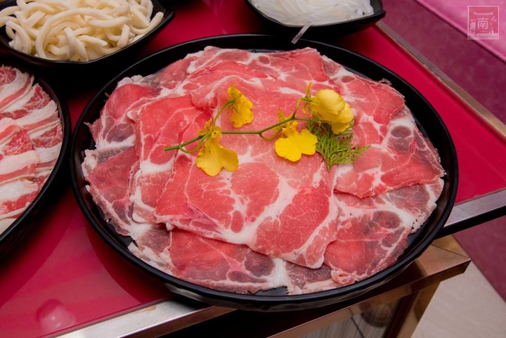 【臺南美食】點貳鍋三火鍋就送賓士ktv南紡店兩小時歡唱|邊吃鍋邊唱歌0起|多款風格包廂|主廚熬煮湯頭|包廂內有空氣清淨機~貳鍋三火鍋&賓士ktv南紡店
