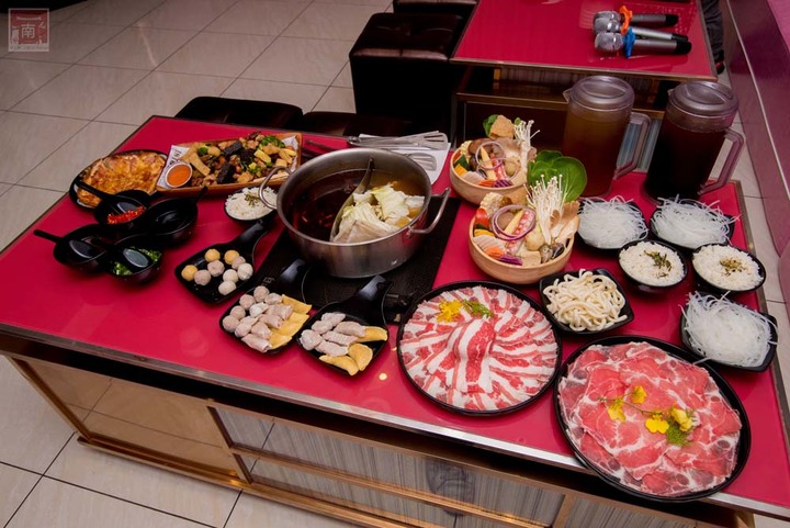 【臺南美食】點貳鍋三火鍋就送賓士ktv南紡店兩小時歡唱｜邊吃鍋邊唱歌0起｜多款風格包廂｜主廚熬煮湯頭｜包廂內有空氣清淨機~貳鍋三火鍋&賓士ktv南紡店