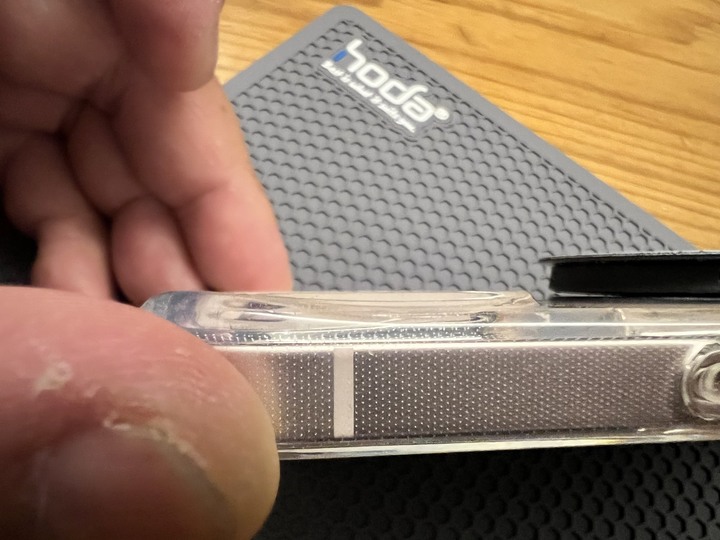 [分享文] iPhone 13 粉色 + Hoda 抗藍光玻璃貼 +Hoda 晶石玻璃殼 + Hoda 燒鈦鏡頭貼 + 泡泡支架