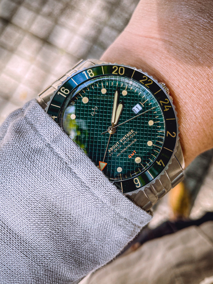 【設計師評價】About Vintage 1954 GMT 綠海龜，我的首支 GMT 手錶開箱