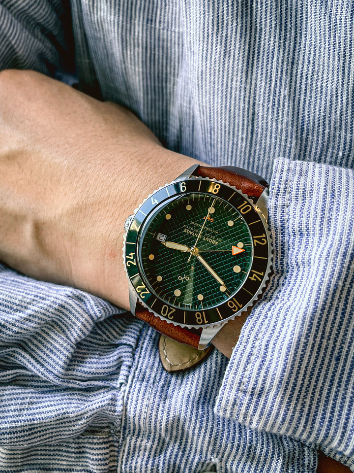【設計師評價】About Vintage 1954 GMT 綠海龜，我的首支 GMT 手錶開箱