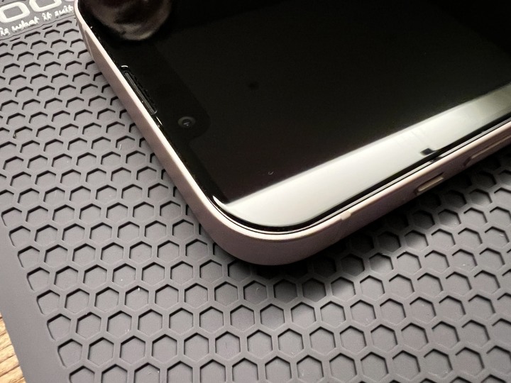 [分享文] iPhone 13 粉色 + Hoda 抗藍光玻璃貼 +Hoda 晶石玻璃殼 + Hoda 燒鈦鏡頭貼 + 泡泡支架