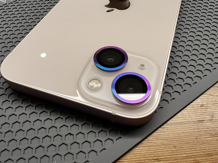 [分享文] iPhone 13 粉色 + Hoda 抗藍光玻璃貼 +Hoda 晶石玻璃殼 + Hoda 燒鈦鏡頭貼 + 泡泡支架
