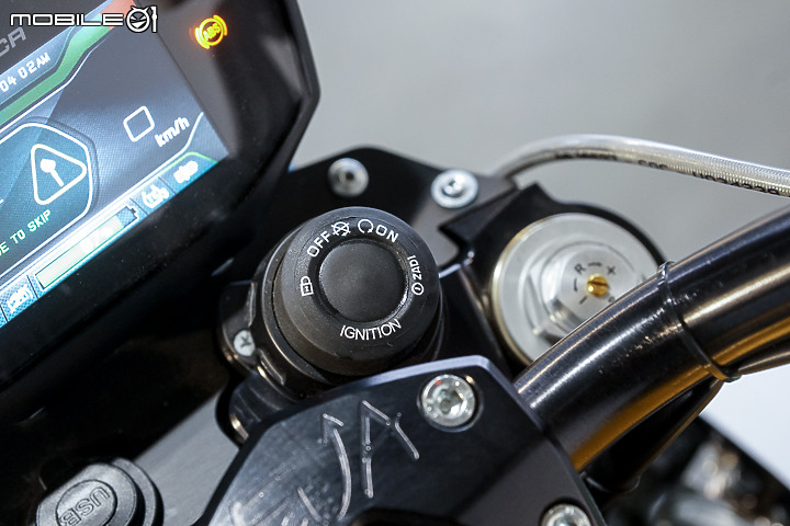 Energica EVA Esse Esse 9+ 賽道重點試駕｜百萬內復古電能車 看似乖巧卻很狂妄